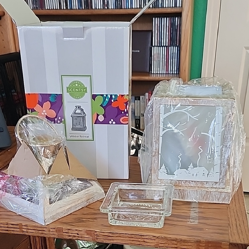 NIB Scentsy Winter Retreat Warmer - Cream and Silver